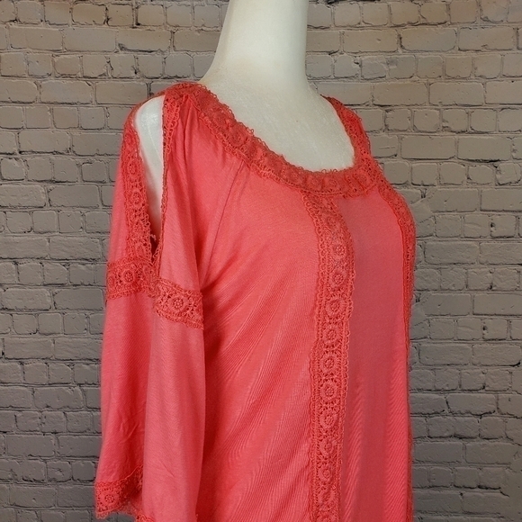 FORGOTTEN Grace Lace Trim Cold Sholder Top sz. Sm - Picture 3 of 8